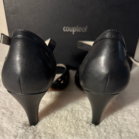 Coupleof Black an Gold Heels - Picture 11 of 16